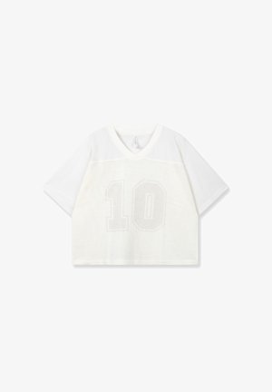 Camiseta blanca de manga corta con escote en V y tejido de malla, con un sutil diseño grande del número 10 en el frente.