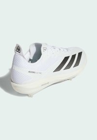 Valkoinen urheilukenkä, jossa on teksturoitu verkko-osa, musta raidallinen muotoilu ja kevyt pohja parhaan suorituskyvyn vuoksi. "ADIZERO ELECTRIC" -brändäys näkyvissä.