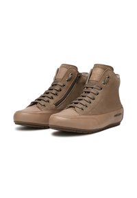 Zapatillas altas color marrón con cremalleras laterales, cordones en la parte delantera y suelas de goma, con la marca "Candice Cooper" en el talón y la lengüeta.