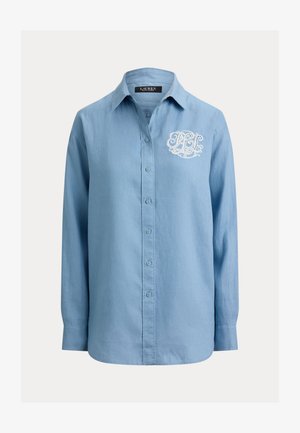 Ανοιχτό μπλε πουκάμισο με μακριά μανίκια, κουμπιά και γιακά, με λευκά κεντημένα αρχικά "RL" στο αριστερό στήθος.