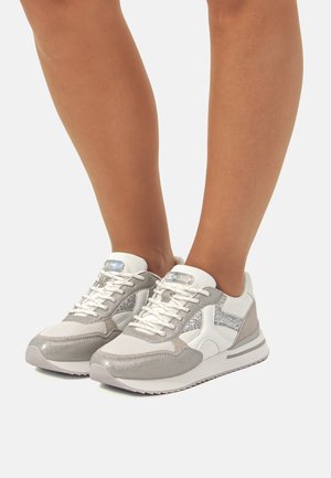 Sneaker leggere in bianco e grigio, caratterizzate da una combinazione di rete e suede, dettagli testurizzati e una suola imbottita con lacci.