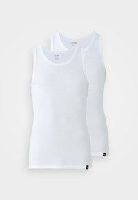 Deux débardeurs en coton blanc avec un col rond. Les caractéristiques incluent un design sans manches et de petits accents de logo noir au bas.