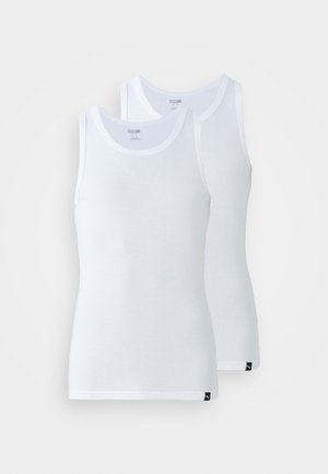 Deux débardeurs en coton blanc avec un col rond. Les caractéristiques incluent un design sans manches et de petits accents de logo noir au bas.