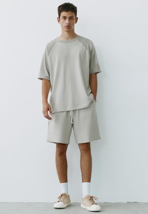 PULL&BEAR, SHORT SLEEVE RAGLAN WITH EMBROIDERED HEM - T-SHIRT - T-shirt imprimé - light green