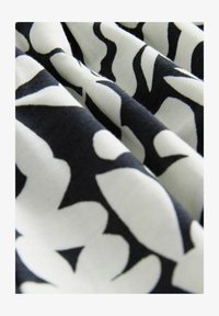 Selezionato, monochrome floral