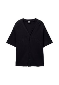Schwarze kurzärmelige Strickjacke aus weichem Stoff, mit V-Ausschnitt, Knopfverschluss und geprägt "FWD STUDIO"-Text auf der Vorderseite.