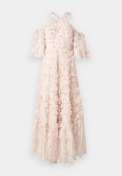 Svetloružové šaty s volánmi, ramienkami mimo ramien a krížovými pásmi na chrbte. Priehľadná tkanina s kvetinovými vzormi.