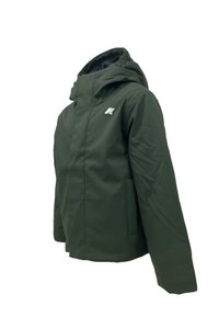 Zielona kurtka z kapturem, zapinana na zamek z przodu, z dwoma bocznymi kieszeniami. Ma logo na klatce piersiowej oraz gładką zewnętrzną fakturę.