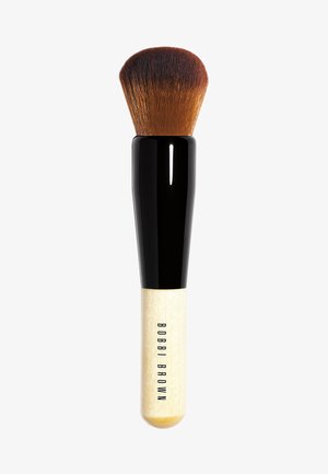 Pennello da trucco rotondo con setole dense e morbide in marrone scuro e marrone chiaro, dotato di un manico nero lucido e una base in legno chiaro.