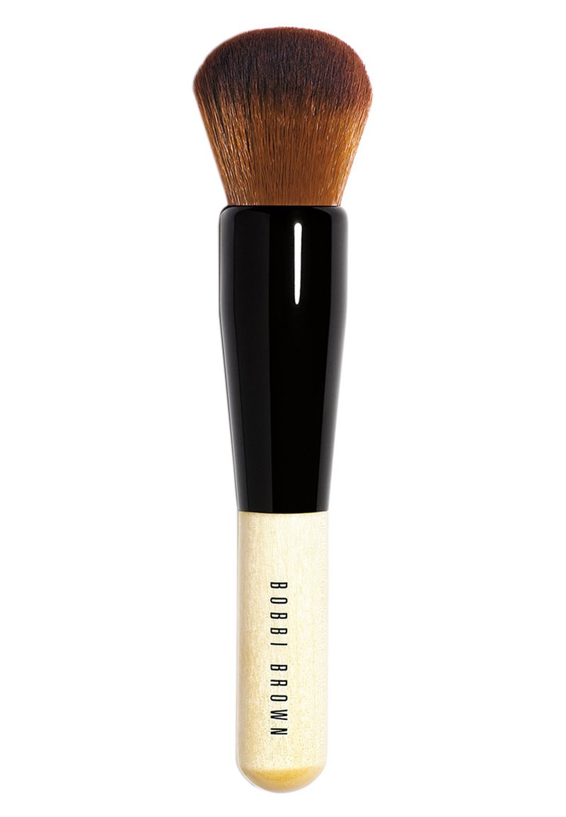 Runder Makeup-Pinsel mit dichten, weichen Borsten in Dunkelbraun und Hellbraun, ausgestattet mit einem glänzenden schwarzen Griff und einer hellen Holzunterlage.