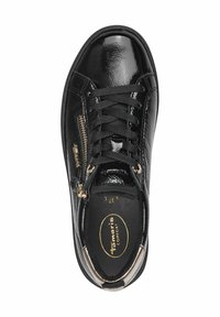 Sneaker sintetica nera con finitura lucida, caratterizzata da lacci neri, un dettaglio con zip dorata e un colletto imbottito per il comfort.