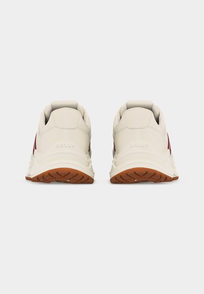 Paire de baskets blanches et bordeaux avec semelles marron texturées, vues de dos, montrant des cols rembourrés et des languettes de talon.