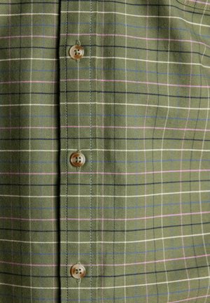 Camicia a quadri verde con bottoni, caratterizzata da linee azzurre chiare e scure, rosa e bianche, con bottoni visibili e tessuto strutturato.