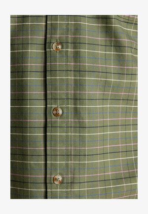 Cămașă cu nasturi în carouri verzi, cu linii albastre deschise și închise, roz și albe, nasturi vizibili și țesătură texturată.