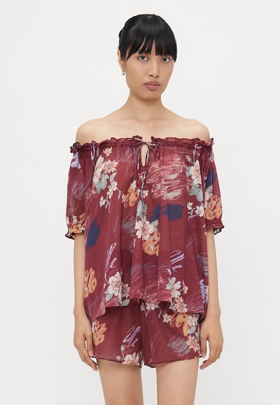 Rød blomsteret off-shoulder top med rynket udskæring og korte ærmer, der har en løs pasform og detaljerede blomster mønstre hele vejen igennem.