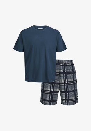 Marineblauwe katoenen t-shirt met ronde hals, gecombineerd met patroonshorts met een ruitjesontwerp in donkerblauw, wit en beige tinten.