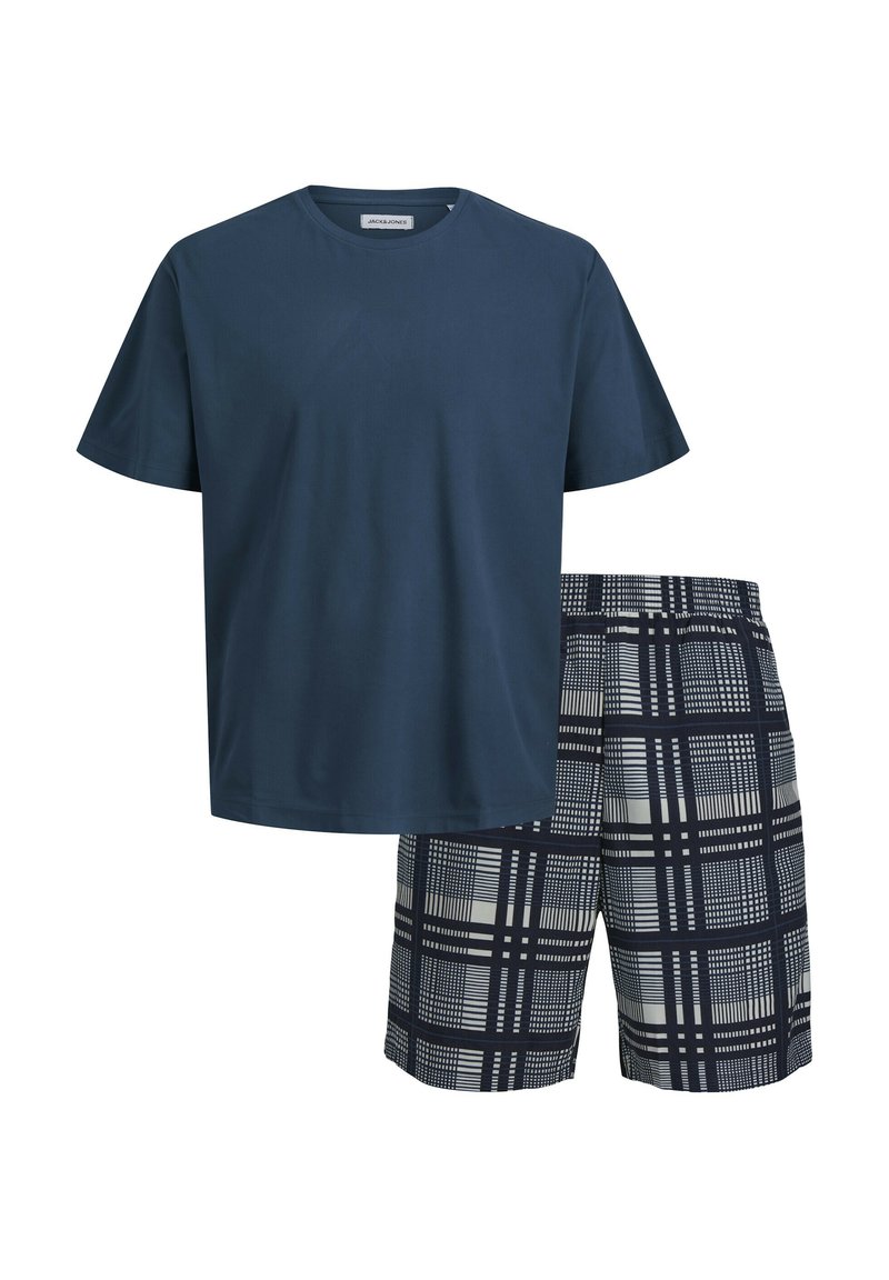 Marineblauwe katoenen t-shirt met ronde hals, gecombineerd met patroonshorts met een ruitjesontwerp in donkerblauw, wit en beige tinten.