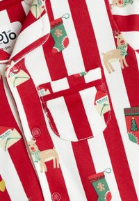 Rød- og hvidstribede pyjamas med julemotiver, herunder rensdyr, julestrømper og kuverter. Blødt stof med lomme på brystet.