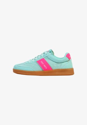 Sinaasappelgroene sneaker met bruine zool, roze merklabel "Teddy Smith" aan de zijkant en hiel, en witte veters.