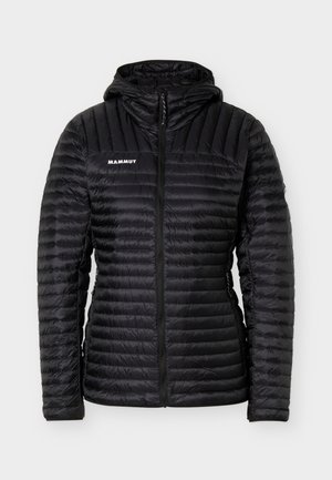 Μαύρο καπιτονέ μπουφάν με κουκούλα, φερμουάρ μπροστά και λευκό λογότυπο "Mammut" στο αριστερό στήθος, σχεδιασμένο για μόνωση και υπαίθρια χρήση.