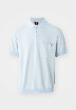 Lichtblauwe polo met een textuurstof, drie knopen, korte mouwen met contrasterende manchetten en een borstzak.