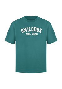 Turkusowa koszulka bawełniana z krótkim rękawem i okrągłym dekoltem. Na przodzie znajduje się biały napis "SMILODOX ATHL. WEAR" w formie łuku.