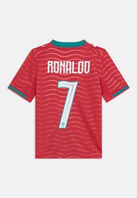 Κόκκινη φανέλα ποδοσφαίρου της Πορτογαλία ς με άσπρο "RONALDO" και αριθμό 7 με ανοιχτό μπλε περίγραμμα στην πλάτη, με διακριτικές κυματιστές ρίγες και πράσινο περίγραμμα στον γιακά.