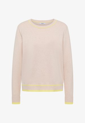 Lichtroze pullovertrui van zachte stof, voorzien van gele biezen bij de halslijn en manchetten. Eenvoudig ontwerp met lange mouwen.