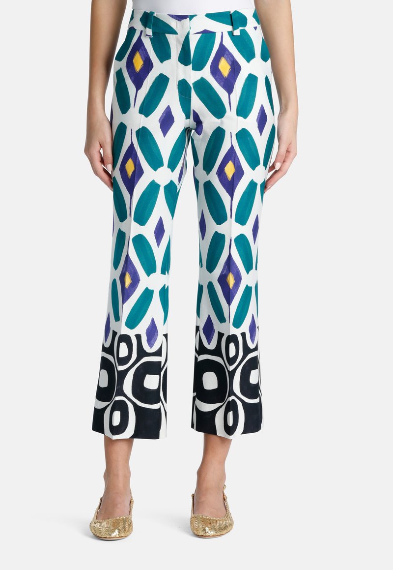 Pantaloni multicolori pentru femei dintr-un material alb, având mari modele geometrice în nuanțe de teal, mov și galben, cu un imprimeu circular negru la tiv.