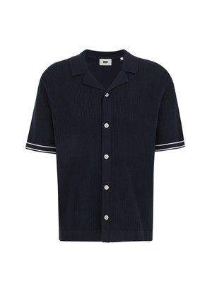 Marineblauw gebreid shirt met korte mouwen, witte knopen, gestructureerde voorkant, open kraag en wit streepdetail op de mouwboorden.