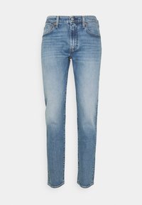 Ljusblå högmidjade raka jeans med fem fickor och knappstängning, visade mot en enkel vit bakgrund.