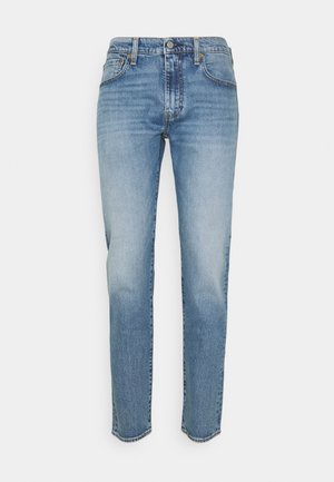 Jeans de tiro alto de pierna recta en azul claro, con cinco bolsillos y cierre de botón, exhibidos sobre un fondo blanco liso.