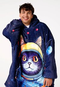 Blauer Fleece-Übergroßer Hoodie mit einer Katze im Raumanzug, leuchtenden Farben und planetarischen Akzenten vor einem sternenklaren Hintergrund.