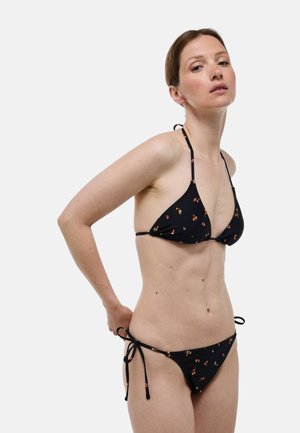 Ensemble de bikini noir comprenant un haut triangulaire et un bas à liens sur les côtés, orné de petits motifs floraux, fabriqué en tissu doux.