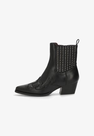 Botas de tobillo de piel negra con punta afilada, bordado de llamas y panel trasero con tachuelas. Tacón cuadrado para mayor estabilidad; textura suave en todo el diseño.