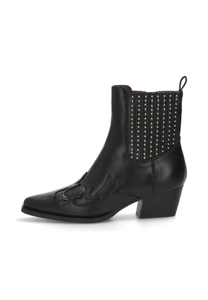 Botas de tobillo de piel negra con punta afilada, bordado de llamas y panel trasero con tachuelas. Tacón cuadrado para mayor estabilidad; textura suave en todo el diseño.