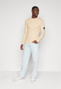 Calvin Klein Jeans BADGE TEE - Hosszú ujjú felső - warm sand