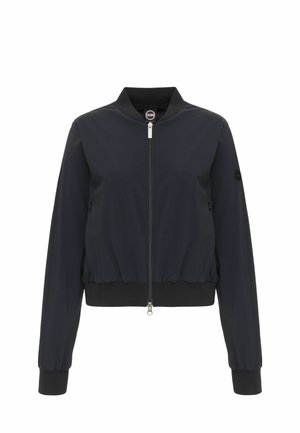 Must äriteppmantel esikülje tõmblukuga, soonikkoeline krae ja mansetid, kaks tõmblukuga küljetaskut ning vasakul käisel logomärk.