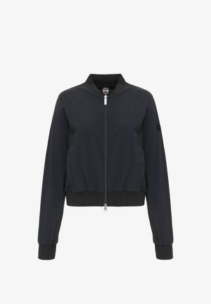 Jachetă bomber neagră cu fermoar frontal, guler și manșete côtelate, două buzunare laterale cu fermoar și o insignă cu logo pe mâneca stângă.