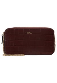 Burgundy katurankiluu nahasta valmistettu lompakko, jossa on krokotiilinaarmuinen pinta, kultasävyinen ketjuhihna ja etupuolella kohokuvioitu logo. Vetoketjusulku.