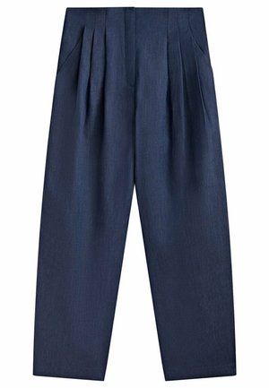 Pantalon bleu foncé taille haute, coupé sur mesure avec plis à l’avant et poches latérales, jambes droites larges et ceinture lisse.