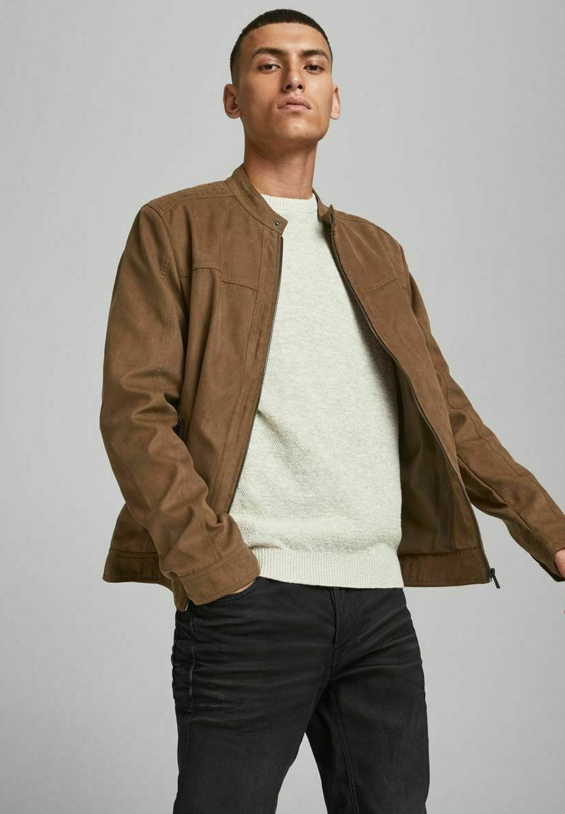 Herren Leichte Jacken | Jack & Jones JJEWARNER NOOS Kunstlederjacke cognac/beige - FI07077 Herren Leichte Jacken | Jack & Jones JJEWARNER NOOS Kunstlederjacke cognac/beige - FI07077