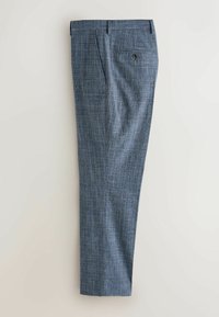 Testreszabott kék kockás nadrág szövött anyagból, elöl redőkkel és gombos hátsó zsebbel. Lapos elülső rész és egyenes szárú szabás.