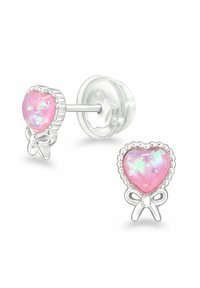 Orecchini a forma di cuore con pietre iridescenti rosa incastonate in una montatura di tono argento, con un accento a fiocco e una superficie liscia.