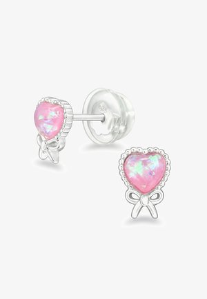 Orecchini a forma di cuore con pietre iridescenti rosa incastonate in una montatura di tono argento, con un accento a fiocco e una superficie liscia.