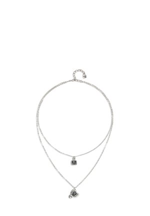 Collar de plata en capas con dos cadenas. Una cadena presenta un colgante cuadrado, mientras que la otra tiene un colgante redondo. Diseño simple, textura suave.