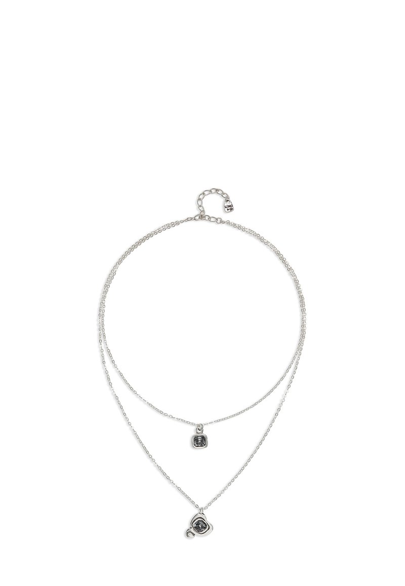 Collier à plusieurs couches en argent avec deux chaînes. Une chaîne affiche un pendentif carré, tandis que l'autre présente un pendentif rond. Design simple, texture lisse.
