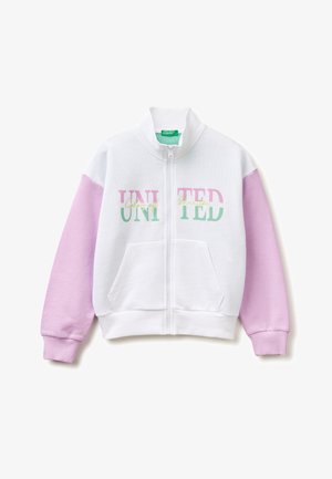 Weiße Jacke mit Reißverschluss, hellviolette Ärmel, Fronttaschen und "UNITED"-Schriftzug in Pastellrosa und Grün über der Brust.