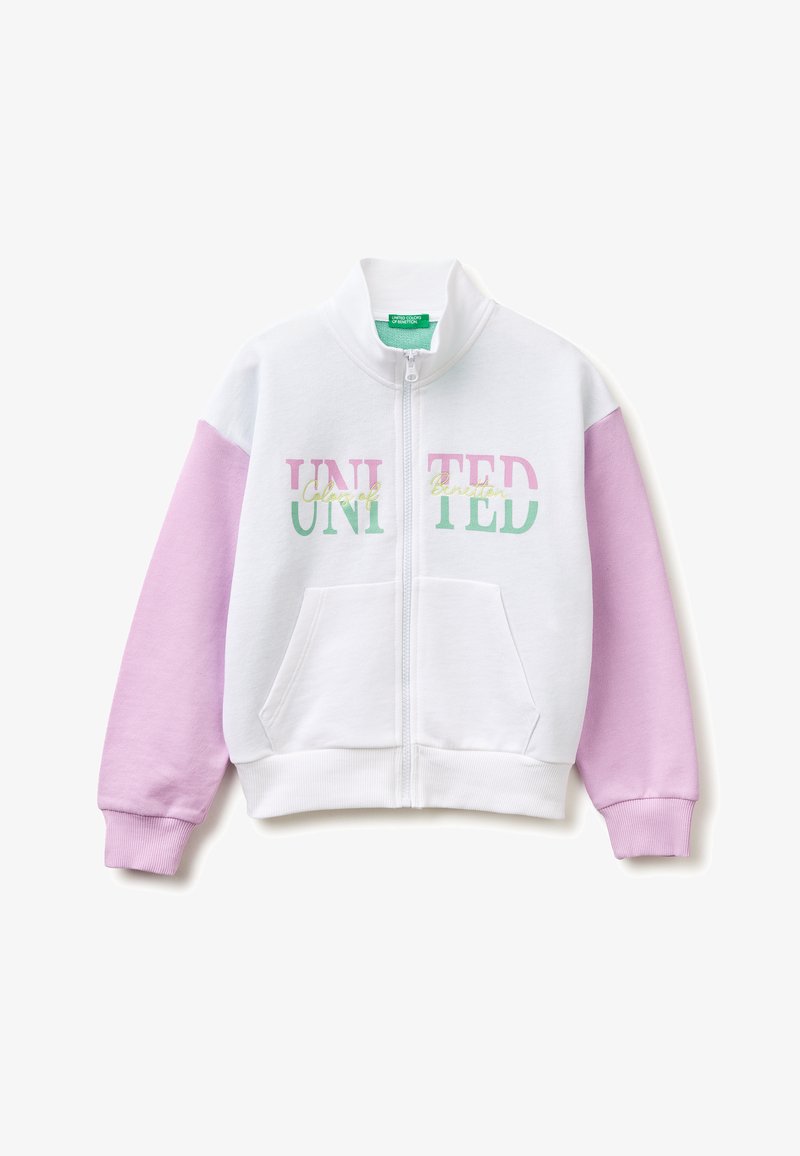 Chaqueta blanca con cremallera y mangas de color lila claro, bolsillos delanteros y texto "UNITED" en rosa pastel y verde en el pecho.