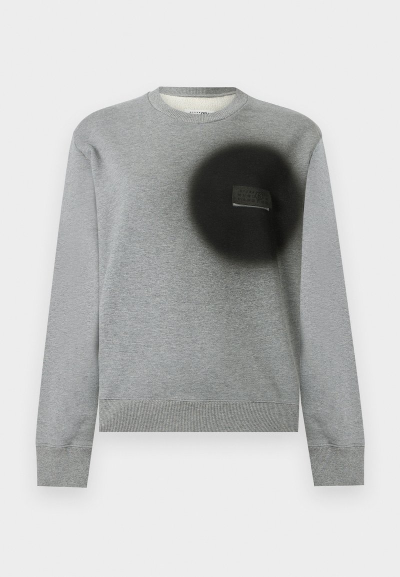 Sweat-shirt gris clair à col ras du cou avec manches longues, poignets et ourlet côtelés, et un patch circulaire noir sur le côté gauche de la poitrine avec une petite étiquette.